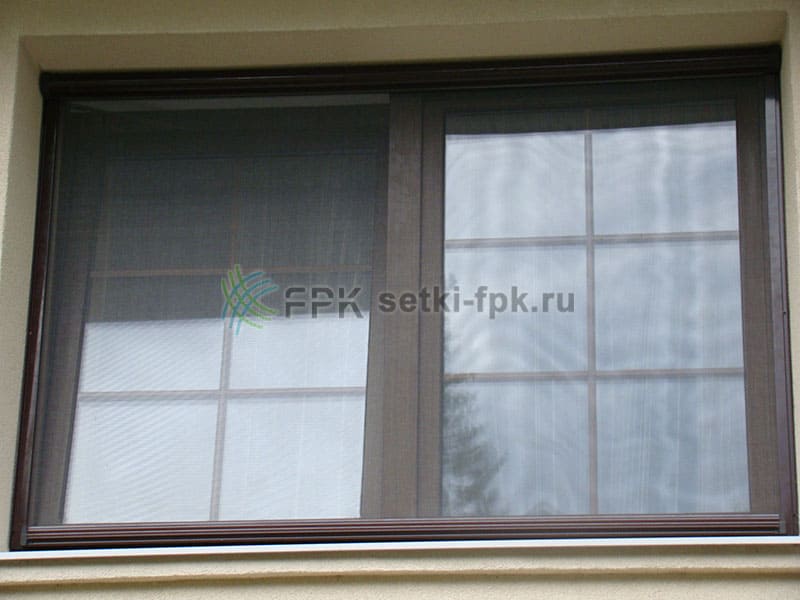 Рулонка антимоскитка на двухстворчатом окне